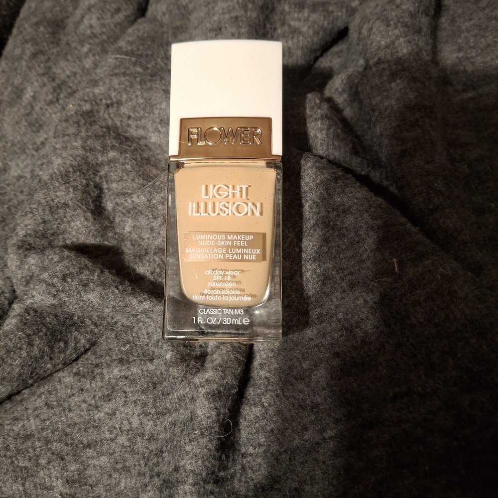 Light Illusion Liquid Foundation - Classic Tan
